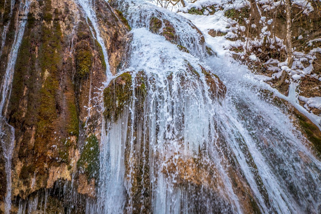 водопад в крыму Зимой
