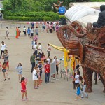 трёхглавый слон у статуи монгола