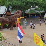 трёхглавый слон у статуи монгола