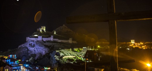 Генуэзская крепость ночью
