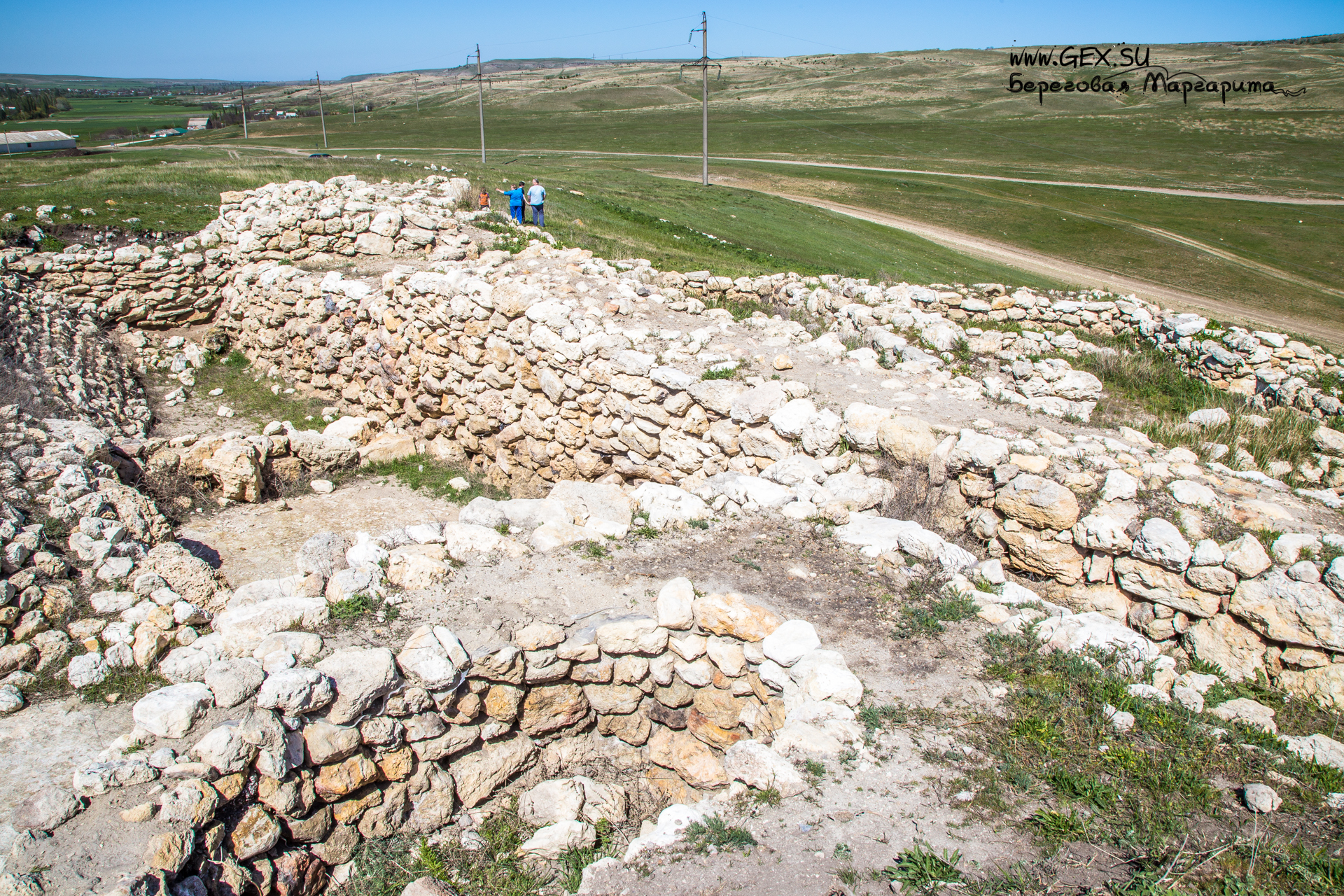 Раскопки древнего поселения у Белой скалы
